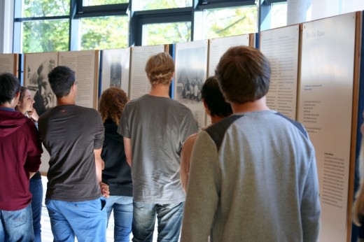 Oberstufenschüler beim Betrachten der Ausstellung.